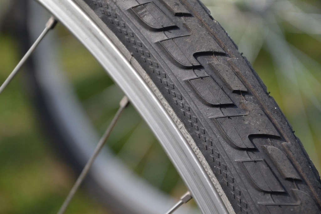 Profiel van een fietsband op een velg, van dichtbij