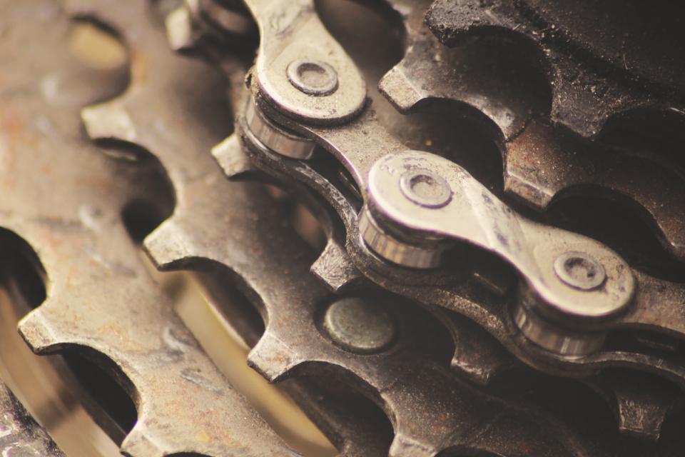 Close-up van een fietsketting over de tandwielen van een cassette