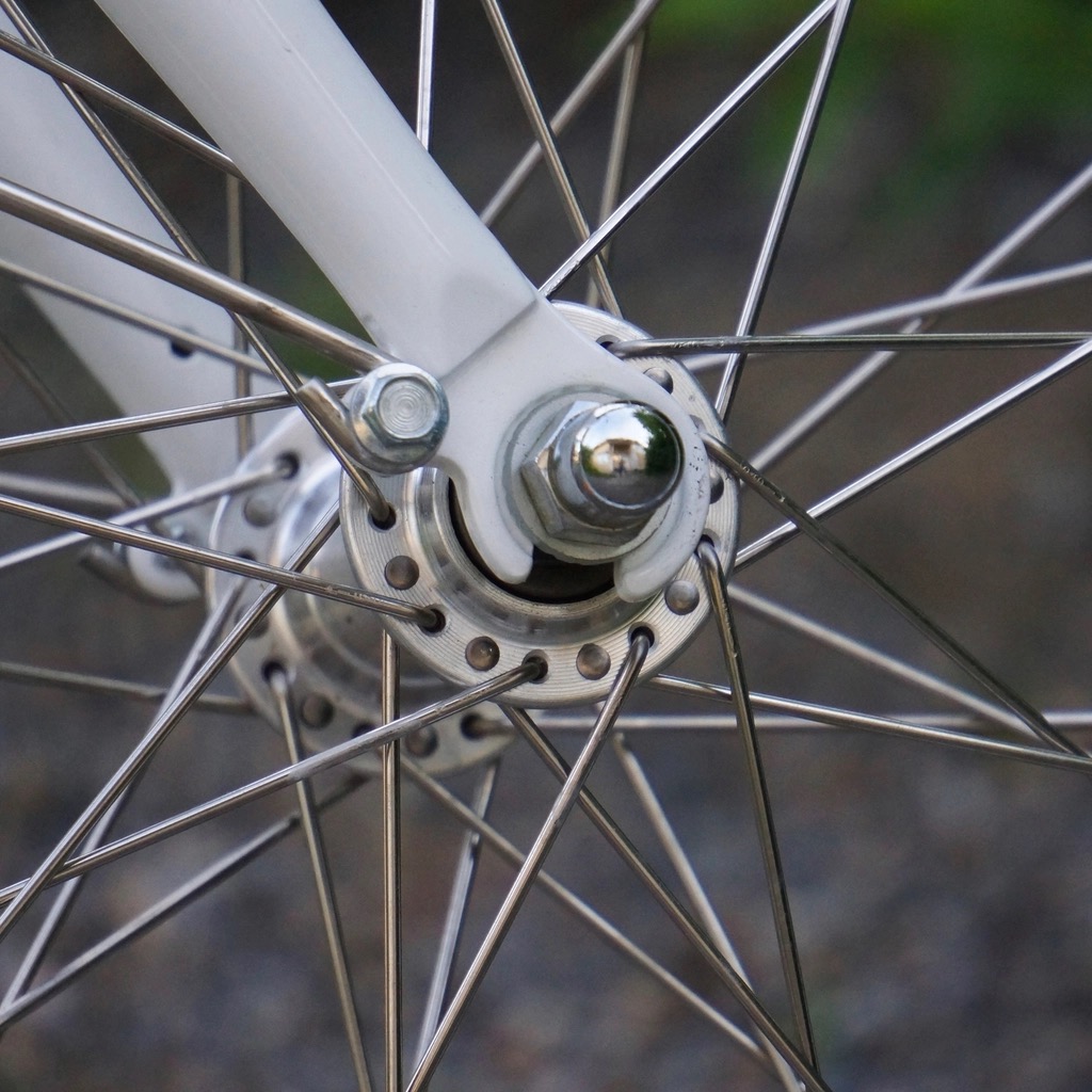 Voornaaf van een fietswiel met spaken, van dichtbij