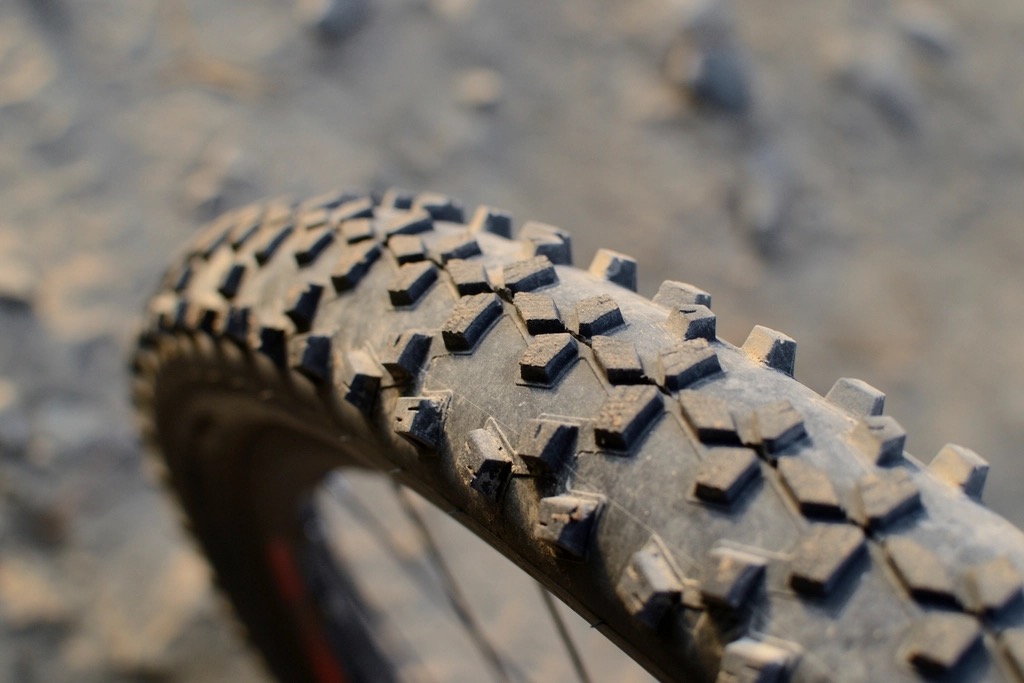 Profiel van een fietsband van dichtbij, op steengrond