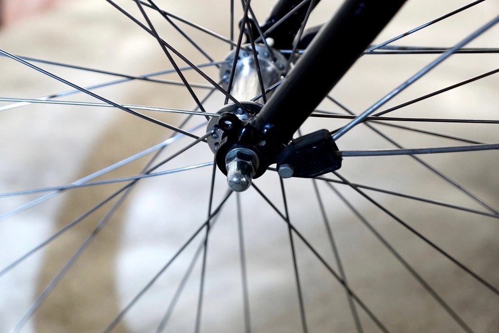 Naaf en spaken van een fietswiel tegen een lichte achtergrond